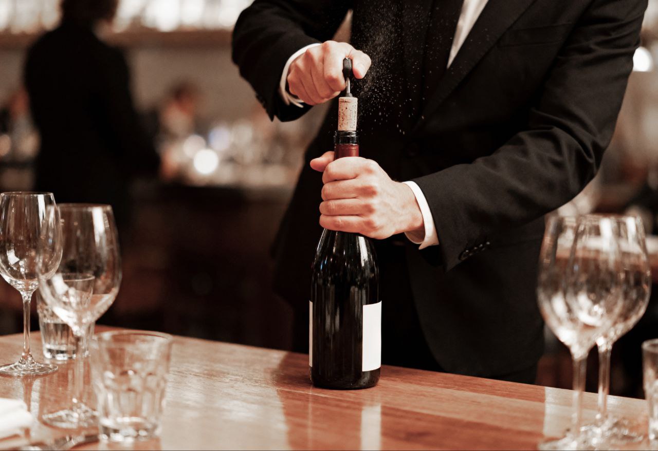 Президент РФ Владимир Путин подписал закон об упрощении получения лицензий на продажу алкоголя